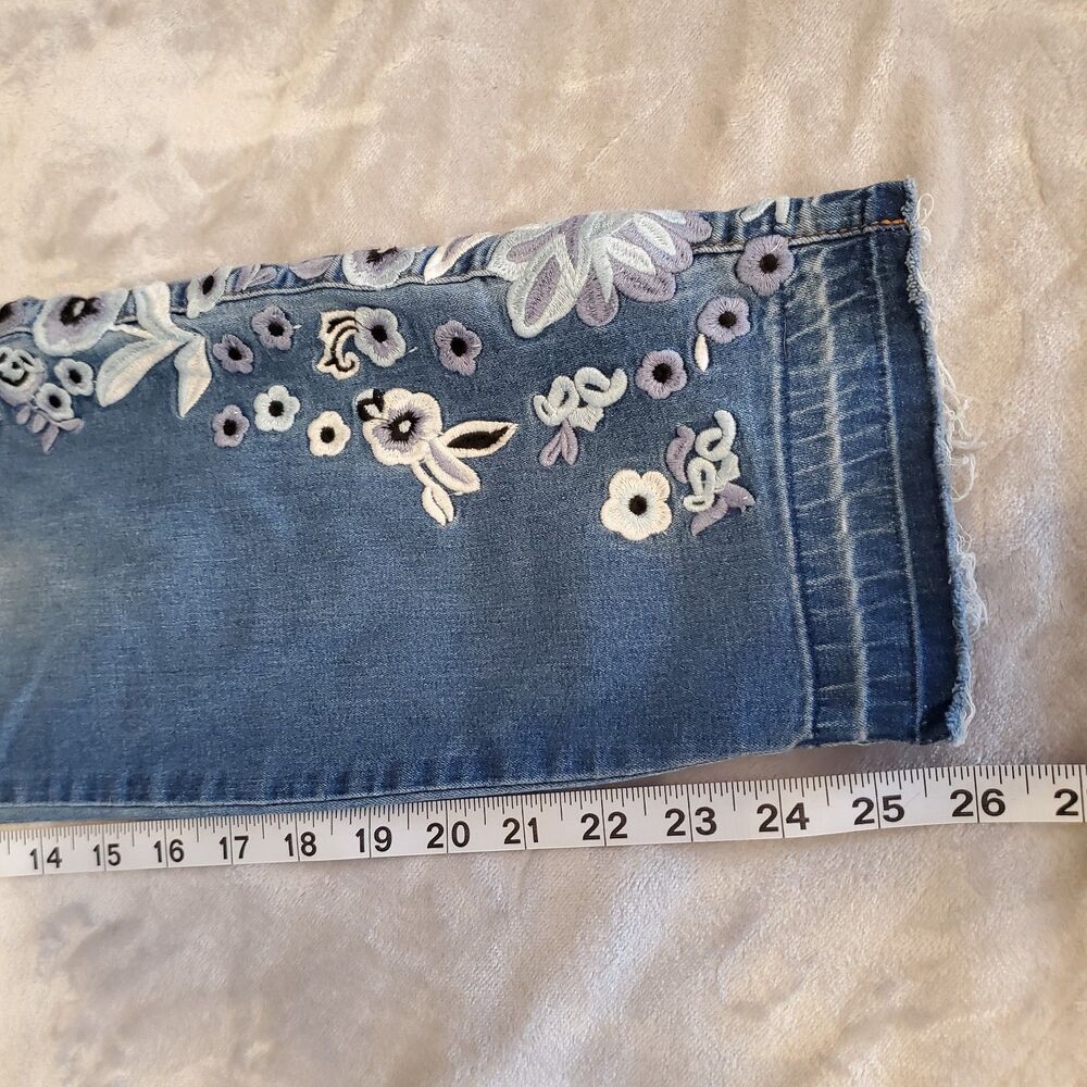 A.Z.I. Blue Floral Embroidered Raw Hem Cropped Jeans Women's Size 8 - Picture 7 of 7